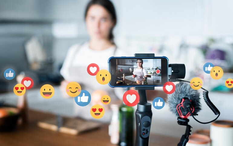 Khi các thương hiệu Việt “bắt trend” livestream bán hàng bằng AI Khi các thương hiệu Việt “bắt trend” livestream bán hàng bằng AI