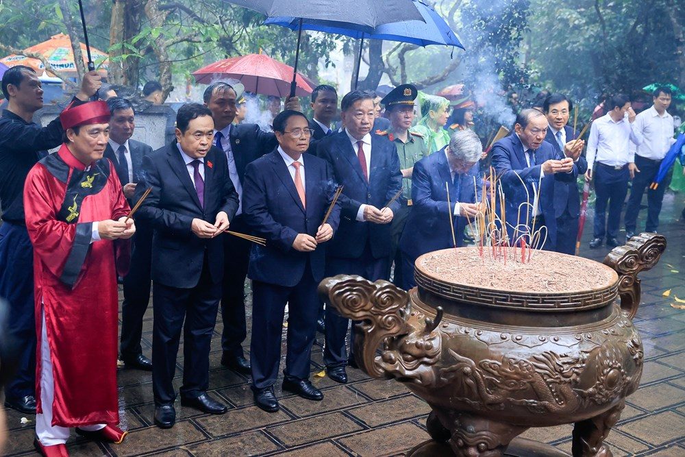 Thủ tướng Phạm Minh Chính dâng hương tưởng niệm các Vua Hùng Thủ tướng Phạm Minh Chính dâng hương tưởng niệm các Vua Hùng