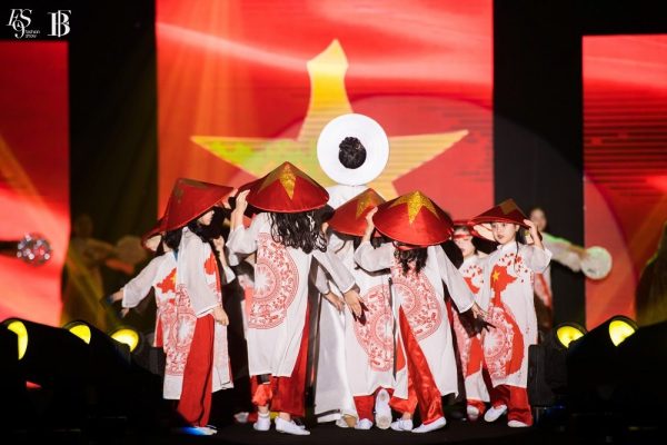 Bảo Phương Quán quân mẫu ảnh nhí Việt Nam mở màn cho fashion show “Dấu ấn Việt Nam” Bảo Phương Quán quân mẫu ảnh nhí Việt Nam mở màn cho fashion show “Dấu ấn Việt Nam”