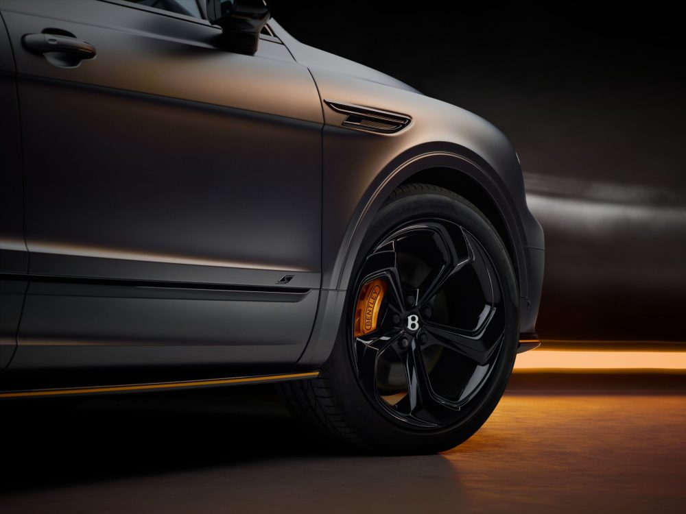 Lần đầu tiên trong lịch sử 105 năm, Bentley dùng màu đen cho logo “đôi cánh” Lần đầu tiên trong lịch sử 105 năm, Bentley dùng màu đen cho logo “đôi cánh”