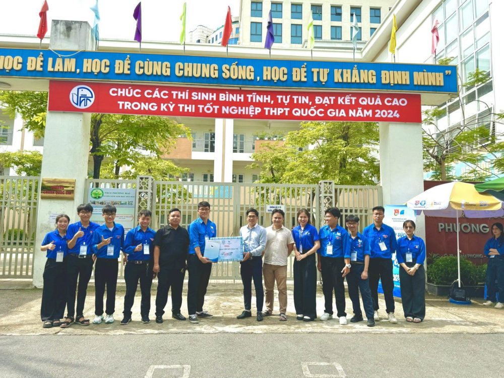 Tuổi trẻ Thủ đô hỗ trợ hết mình cùng sĩ tử Tuổi trẻ Thủ đô hỗ trợ hết mình cùng sĩ tử