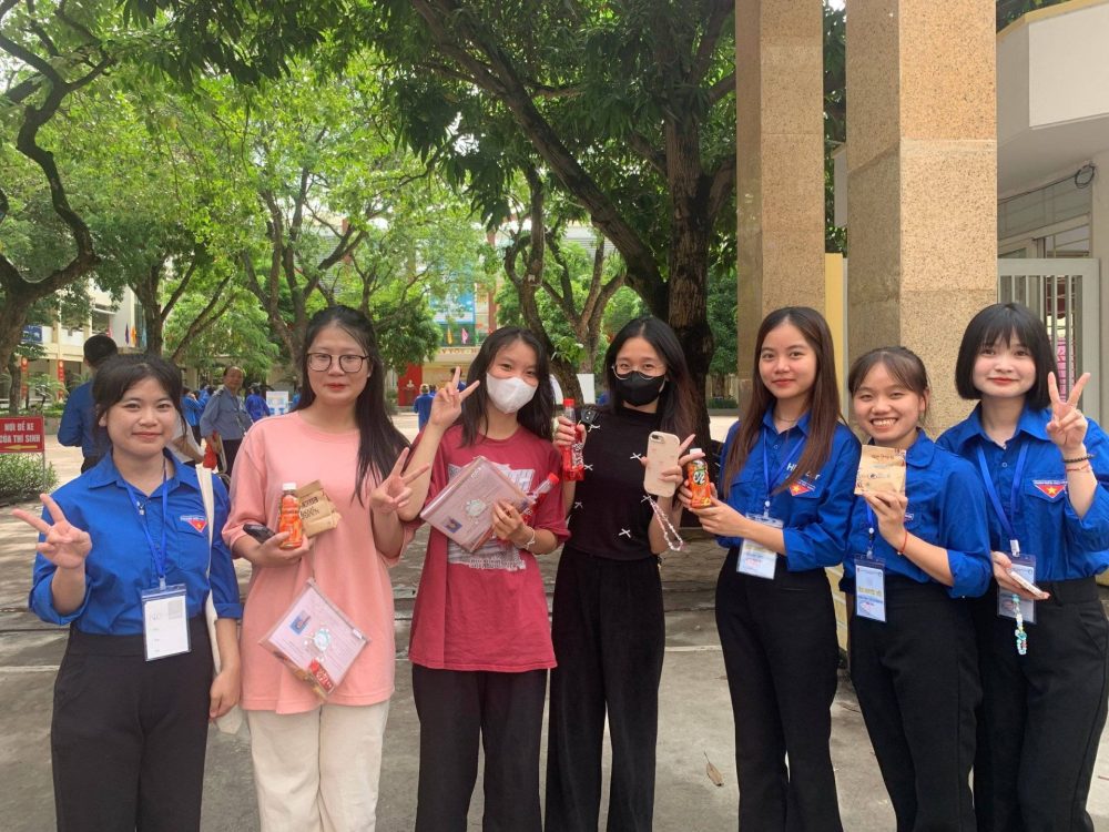 Tuổi trẻ Thủ đô hỗ trợ hết mình cùng sĩ tử Tuổi trẻ Thủ đô hỗ trợ hết mình cùng sĩ tử