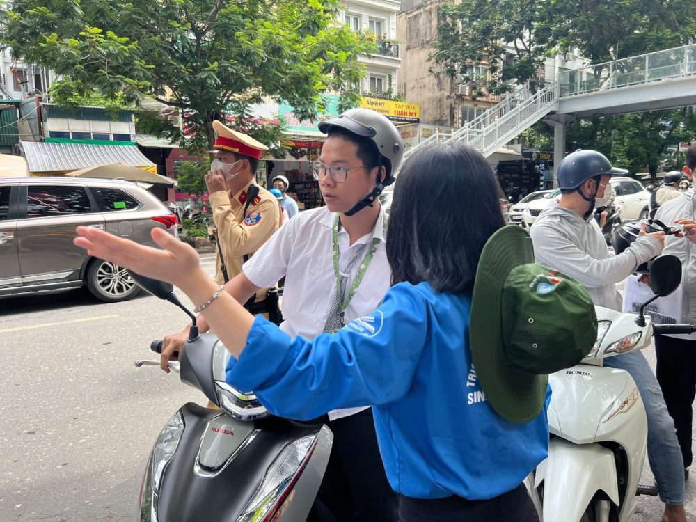 Tuổi trẻ Thủ đô hỗ trợ hết mình cùng sĩ tử Tuổi trẻ Thủ đô hỗ trợ hết mình cùng sĩ tử