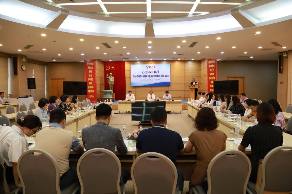 VCCI trao chứng nhận hội viên chính thức đợt 1/2024 VCCI trao chứng nhận hội viên chính thức đợt 1/2024