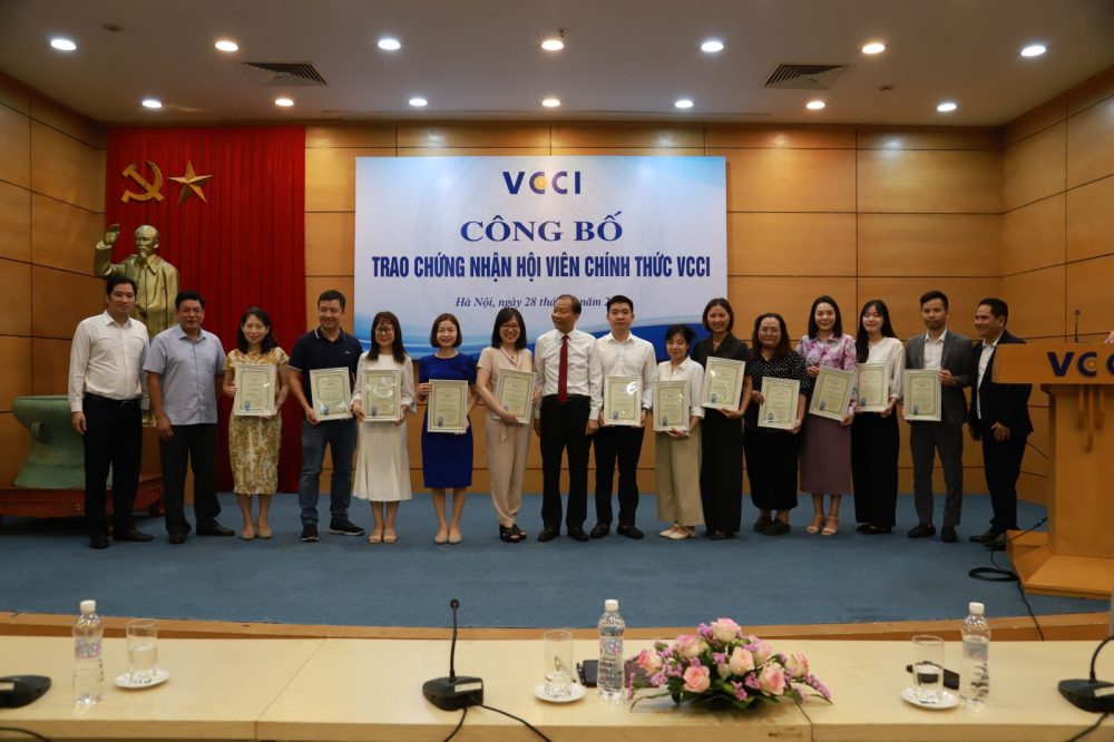 VCCI trao chứng nhận hội viên chính thức đợt 1/2024 VCCI trao chứng nhận hội viên chính thức đợt 1/2024