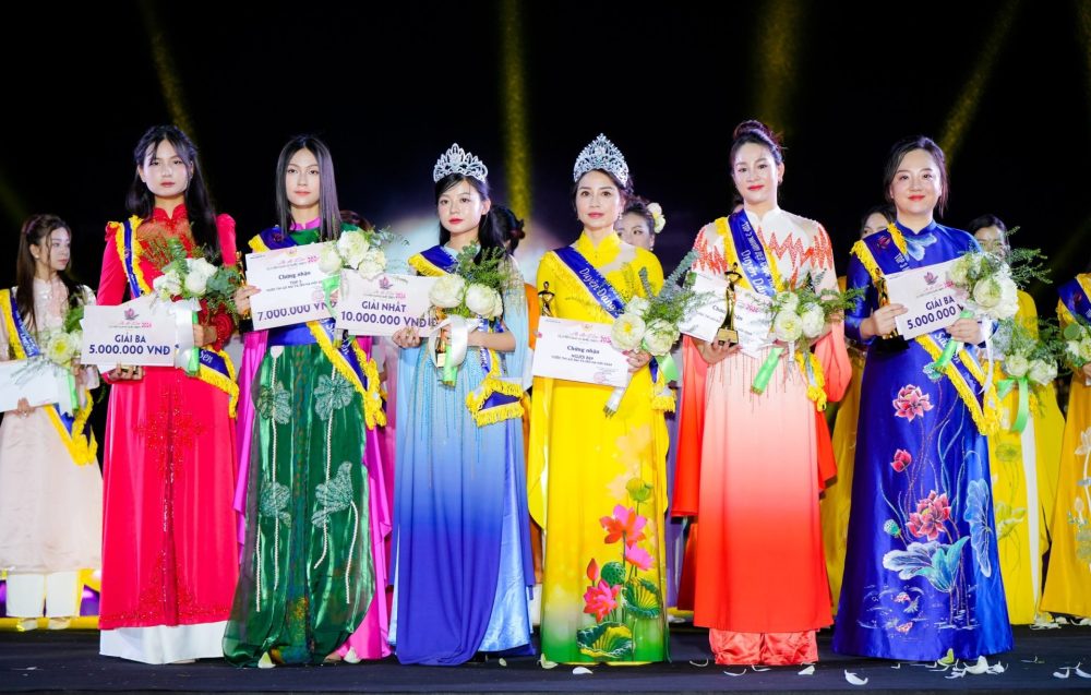 Trao giải cuộc thi ảnh: Người đẹp Áo dài và Sen Hà Nội 2024 Trao giải cuộc thi ảnh: Người đẹp Áo dài và Sen Hà Nội 2024