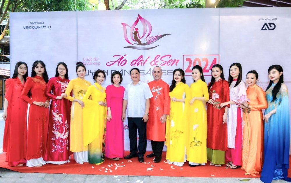 Trao giải cuộc thi ảnh: Người đẹp Áo dài và Sen Hà Nội 2024 Trao giải cuộc thi ảnh: Người đẹp Áo dài và Sen Hà Nội 2024