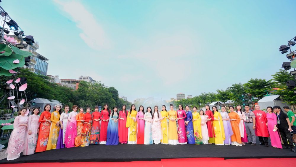 Trao giải cuộc thi ảnh: Người đẹp Áo dài và Sen Hà Nội 2024 Trao giải cuộc thi ảnh: Người đẹp Áo dài và Sen Hà Nội 2024