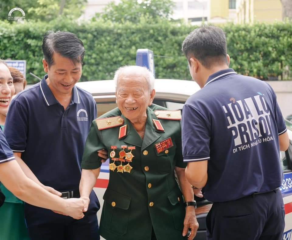 Trưng bày chuyên đề “Thắp ngọn lửa hồng” tại Nhà tù Hỏa Lò Trưng bày chuyên đề “Thắp ngọn lửa hồng” tại Nhà tù Hỏa Lò