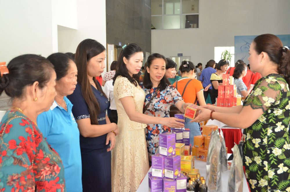 Phát huy vai trò phụ nữ trong sản xuất, kinh doanh nông sản an toàn Phát huy vai trò phụ nữ trong sản xuất, kinh doanh nông sản an toàn