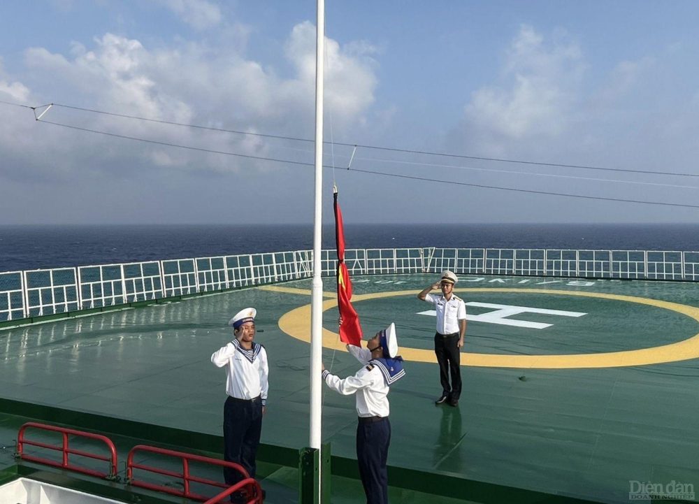 Lễ treo cờ rủ tại nhà giàn DK1/9 Lễ treo cờ rủ tại nhà giàn DK1/9