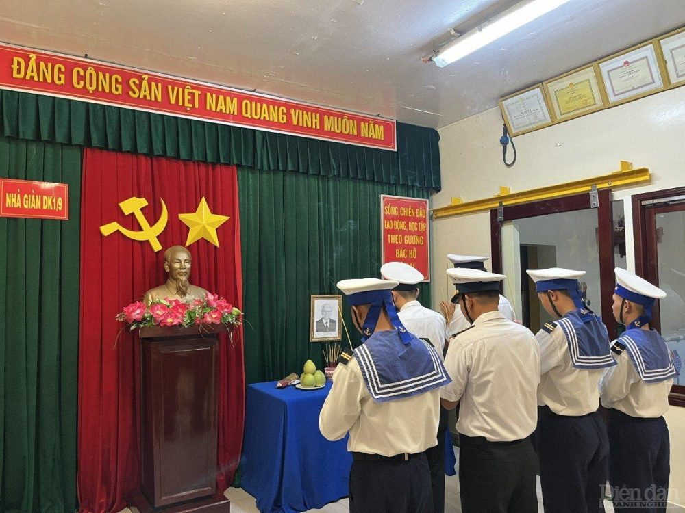 Lễ treo cờ rủ tại nhà giàn DK1/9 Lễ treo cờ rủ tại nhà giàn DK1/9