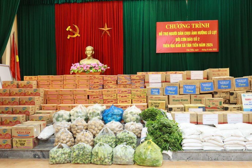 Hội Liên hiệp Phụ nữ Hà Nội hỗ trợ người dân vùng ngập úng tại Chương Mỹ Hội Liên hiệp Phụ nữ Hà Nội hỗ trợ người dân vùng ngập úng tại Chương Mỹ
