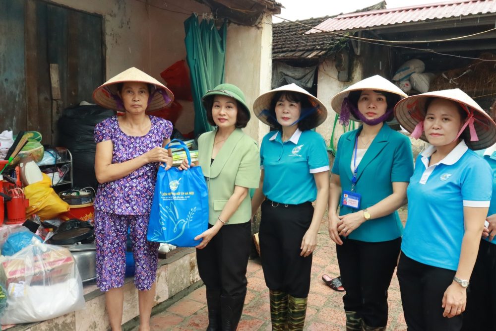 Hội Liên hiệp Phụ nữ Hà Nội hỗ trợ người dân vùng ngập úng tại Chương Mỹ Hội Liên hiệp Phụ nữ Hà Nội hỗ trợ người dân vùng ngập úng tại Chương Mỹ