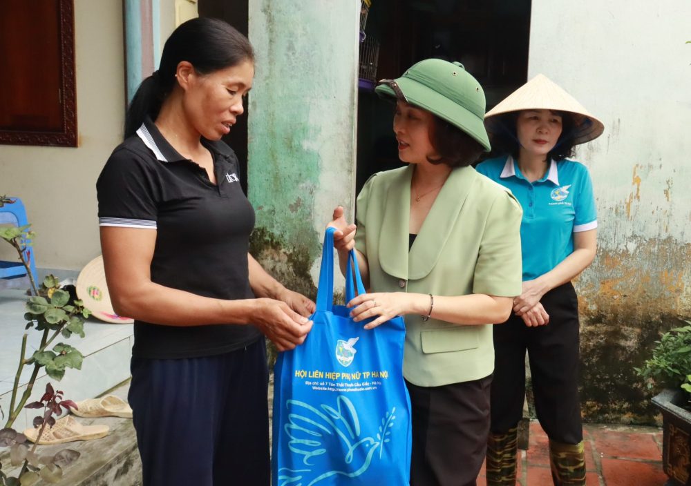 Hội Liên hiệp Phụ nữ Hà Nội hỗ trợ người dân vùng ngập úng tại Chương Mỹ Hội Liên hiệp Phụ nữ Hà Nội hỗ trợ người dân vùng ngập úng tại Chương Mỹ