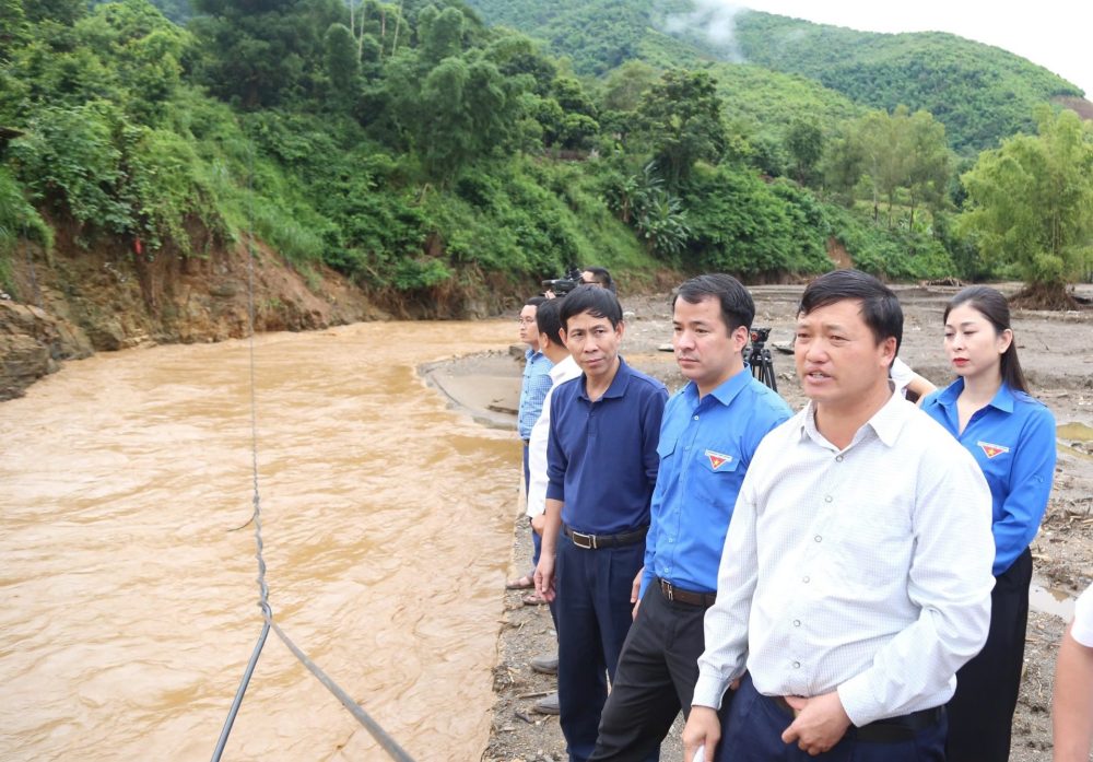 Bí thư Trung ương Đoàn thăm, tặng quà người dân vùng lũ tại Sơn La Bí thư Trung ương Đoàn thăm, tặng quà người dân vùng lũ tại Sơn La