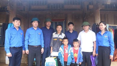 Bí thư Trung ương Đoàn thăm, tặng quà người dân vùng lũ tại Sơn La Bí thư Trung ương Đoàn thăm, tặng quà người dân vùng lũ tại Sơn La
