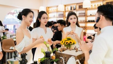 Các người đẹp Việt thưởng thức cà phê tại Bưu điện đẹp nhất thế giới