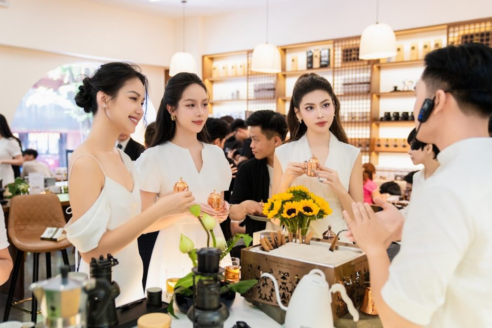 Các người đẹp Việt thưởng thức cà phê tại Bưu điện đẹp nhất thế giới