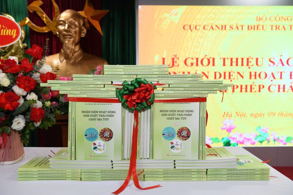 Ra mắt sách Nhận diện hoạt động sản xuất trái phép chất ma túy