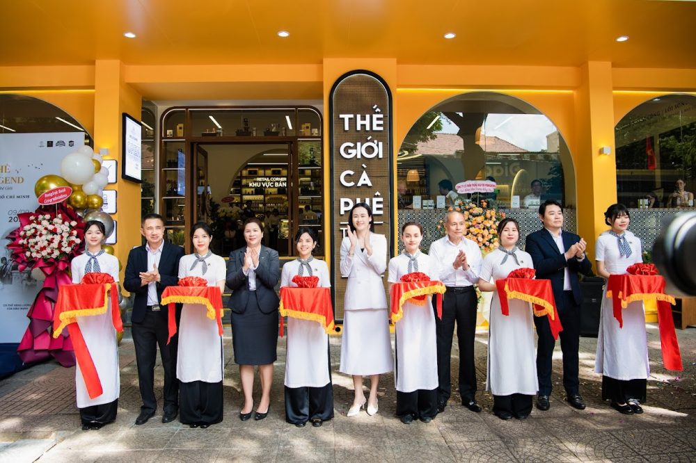 Các người đẹp Việt thưởng thức cà phê tại Bưu điện đẹp nhất thế giới