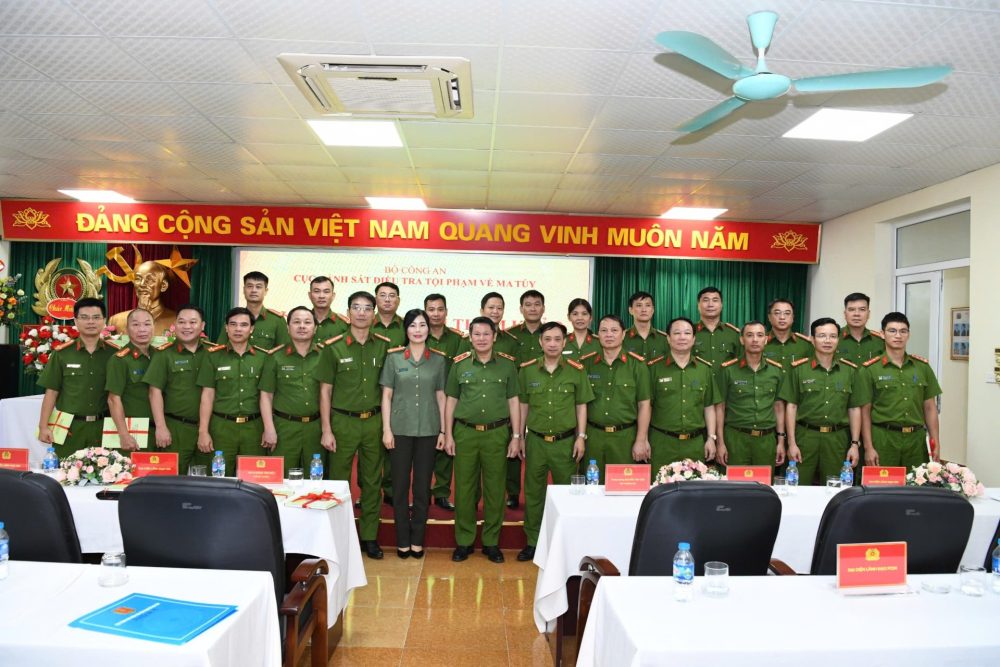 Ra mắt sách Nhận diện hoạt động sản xuất trái phép chất ma túy