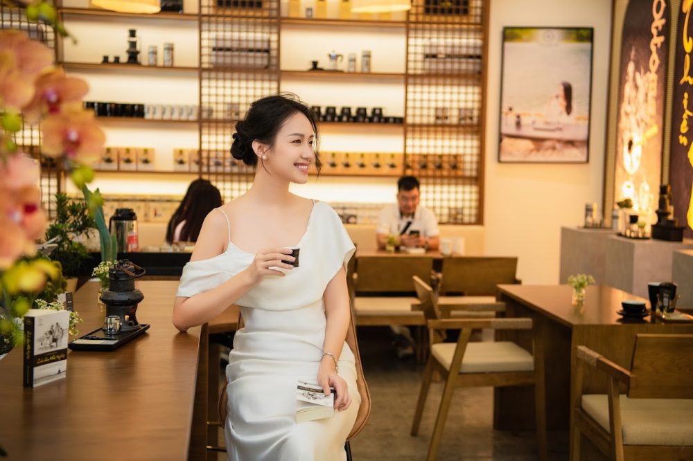 Các người đẹp Việt thưởng thức cà phê tại Bưu điện đẹp nhất thế giới