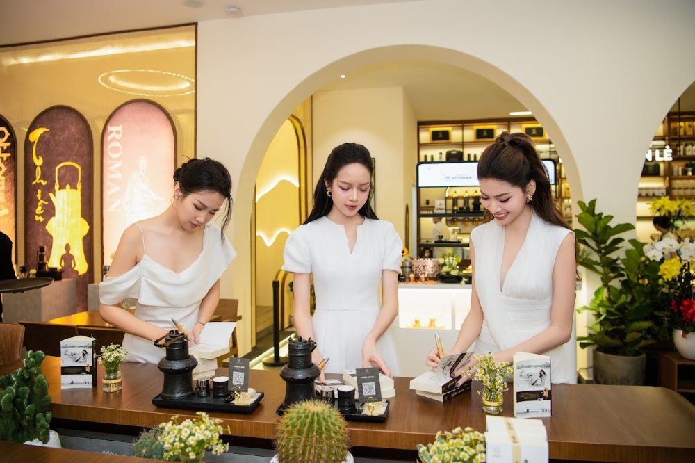 Các người đẹp Việt thưởng thức cà phê tại Bưu điện đẹp nhất thế giới