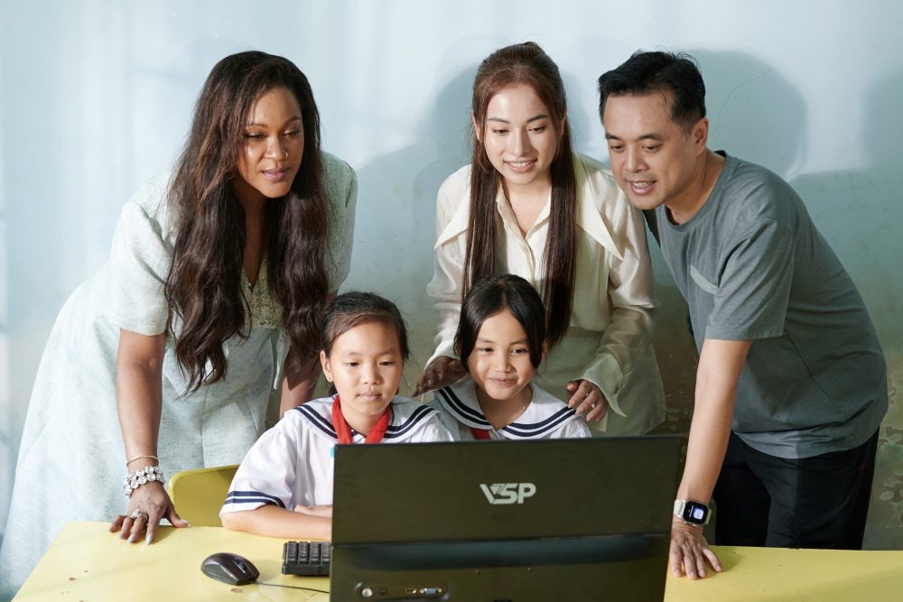 Ca sĩ Shontelle đồng hành cùng trẻ em Việt Nam với dự án “Ươm mầm tri thức” Ca sĩ Shontelle đồng hành cùng trẻ em Việt Nam với dự án “Ươm mầm tri thức”