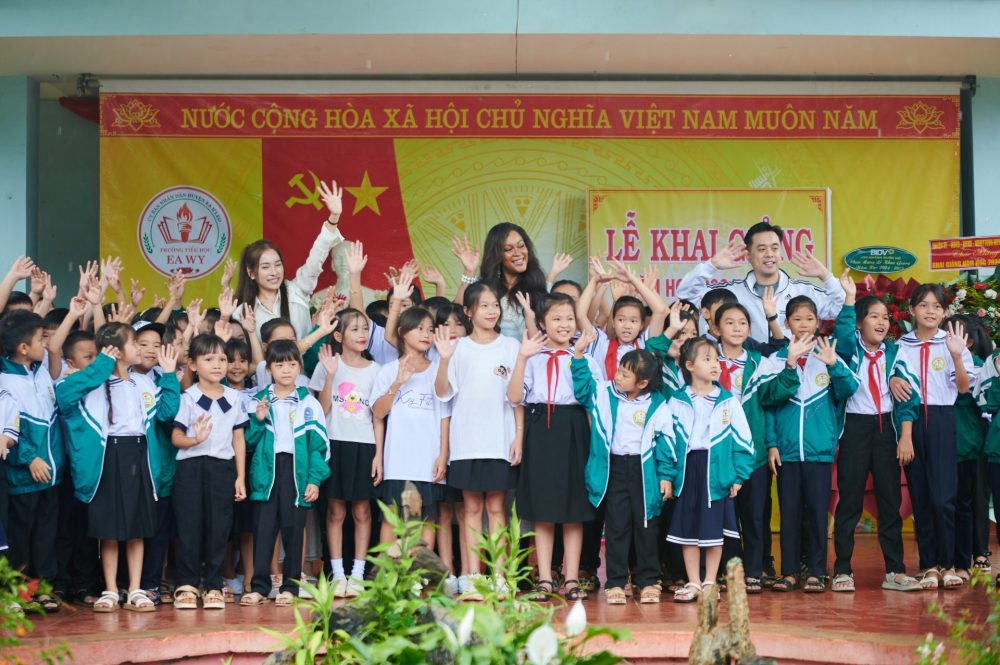 Ca sĩ Shontelle đồng hành cùng trẻ em Việt Nam với dự án “Ươm mầm tri thức” Ca sĩ Shontelle đồng hành cùng trẻ em Việt Nam với dự án “Ươm mầm tri thức”