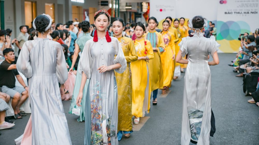 Trình diễn Áo dài Sắc thu Hà Nội: giữ gìn, phát huy giá trị di sản áo dài trong cộng đồng Trình diễn Áo dài Sắc thu Hà Nội: giữ gìn, phát huy giá trị di sản áo dài trong cộng đồng