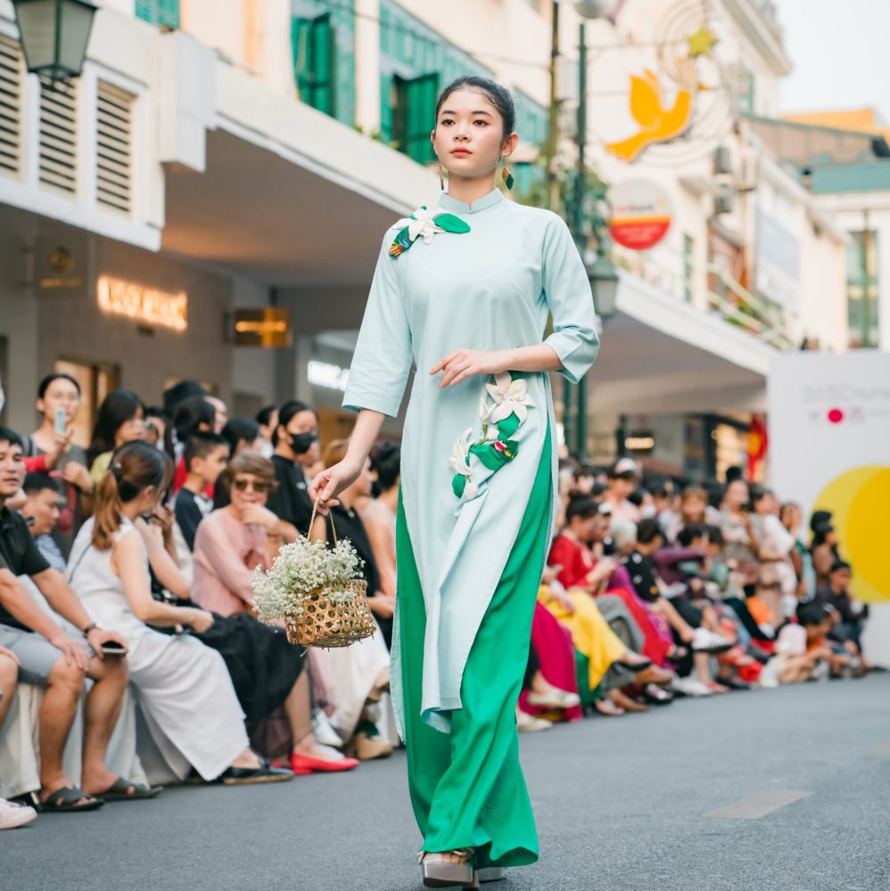 Trình diễn Áo dài Sắc thu Hà Nội: giữ gìn, phát huy giá trị di sản áo dài trong cộng đồng Trình diễn Áo dài Sắc thu Hà Nội: giữ gìn, phát huy giá trị di sản áo dài trong cộng đồng