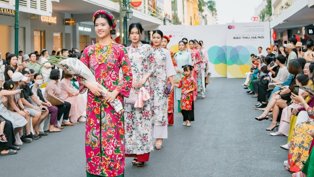 Trình diễn Áo dài Sắc thu Hà Nội: giữ gìn, phát huy giá trị di sản áo dài trong cộng đồng Trình diễn Áo dài Sắc thu Hà Nội: giữ gìn, phát huy giá trị di sản áo dài trong cộng đồng