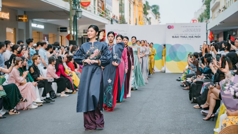 Trình diễn Áo dài Sắc thu Hà Nội: giữ gìn, phát huy giá trị di sản áo dài trong cộng đồng Trình diễn Áo dài Sắc thu Hà Nội: giữ gìn, phát huy giá trị di sản áo dài trong cộng đồng