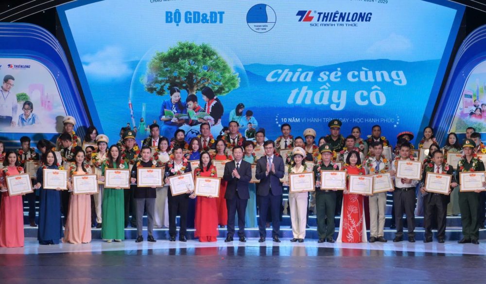 “Chia sẻ cùng thầy cô” năm 2024: Vinh danh 60 thầy cô giáo tiêu biểu trên mọi miền Tổ quốc