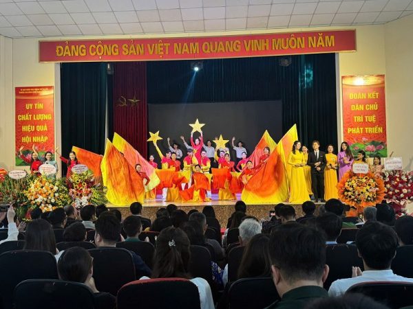 Lễ kỷ niệm 15 năm thành lập Trường Cao đẳng Công nghệ cao Hà Nội đón nhận Huân chương Lao động hạng Nhì