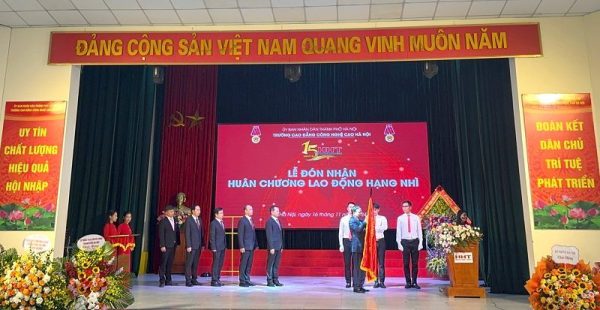 Lễ kỷ niệm 15 năm thành lập Trường Cao đẳng Công nghệ cao Hà Nội đón nhận Huân chương Lao động hạng Nhì