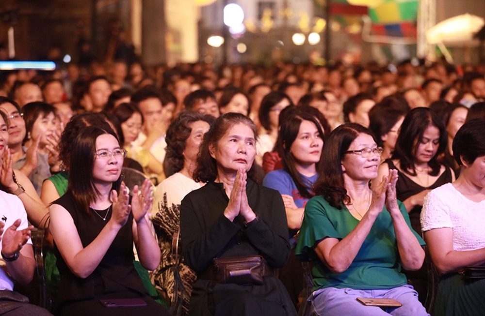 Phiêu Du show khẳng định hình ảnh với chuỗi liveshow giàu cảm xúc Phiêu Du show khẳng định hình ảnh với chuỗi liveshow giàu cảm xúc