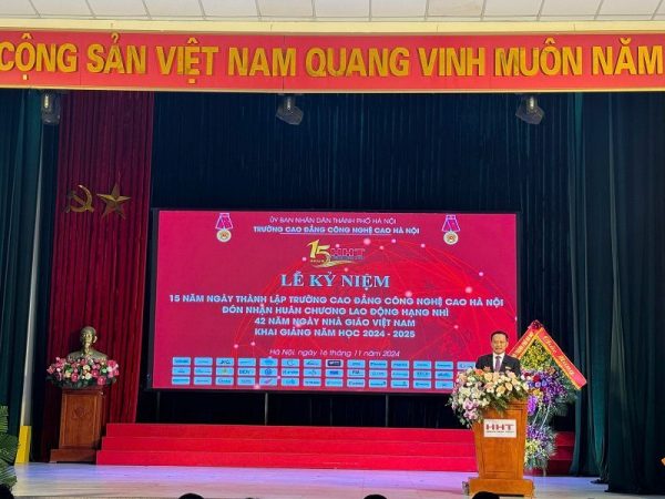 Lễ kỷ niệm 15 năm thành lập Trường Cao đẳng Công nghệ cao Hà Nội đón nhận Huân chương Lao động hạng Nhì
