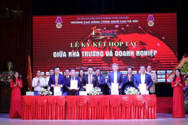 Lễ kỷ niệm 15 năm thành lập Trường Cao đẳng Công nghệ cao Hà Nội đón nhận Huân chương Lao động hạng Nhì