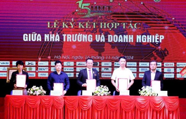 Lễ kỷ niệm 15 năm thành lập Trường Cao đẳng Công nghệ cao Hà Nội đón nhận Huân chương Lao động hạng Nhì