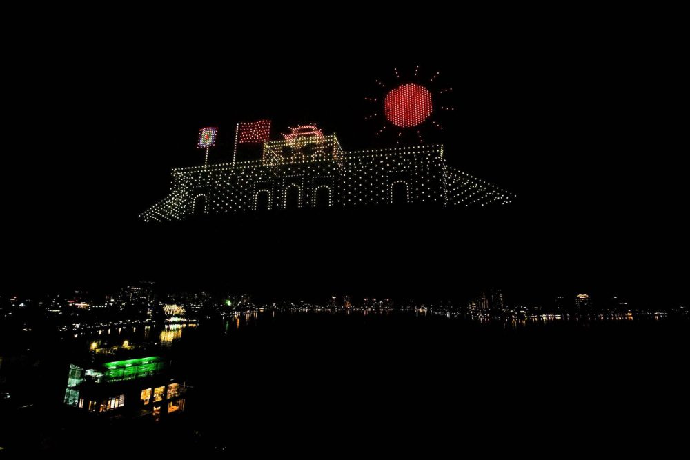 Hà Nội bừng sáng đêm giao thừa với chương trình nghệ thuật “Rực rỡ Thăng Long 2025” Hà Nội bừng sáng đêm giao thừa với chương trình nghệ thuật “Rực rỡ Thăng Long 2025”