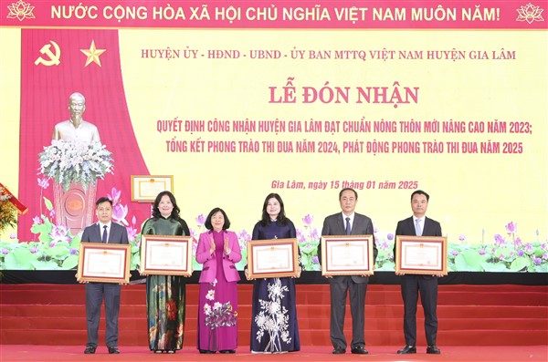 Huyện Gia Lâm đón nhận quyết định huyện đạt chuẩn Nông thôn mới nâng cao Huyện Gia Lâm đón nhận quyết định huyện đạt chuẩn Nông thôn mới nâng cao