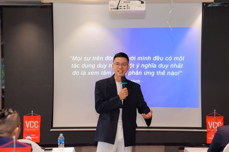 Xây dựng tư duy lãnh đạo và đội ngũ vững mạnh Xây dựng tư duy lãnh đạo và đội ngũ vững mạnh