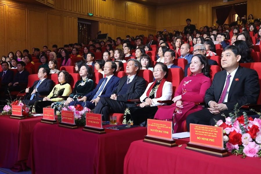 Trường THCS Đoàn Thị Điểm kỷ niệm 20 năm thành lập và đón nhận Huân chương Lao động hạng Nhì
