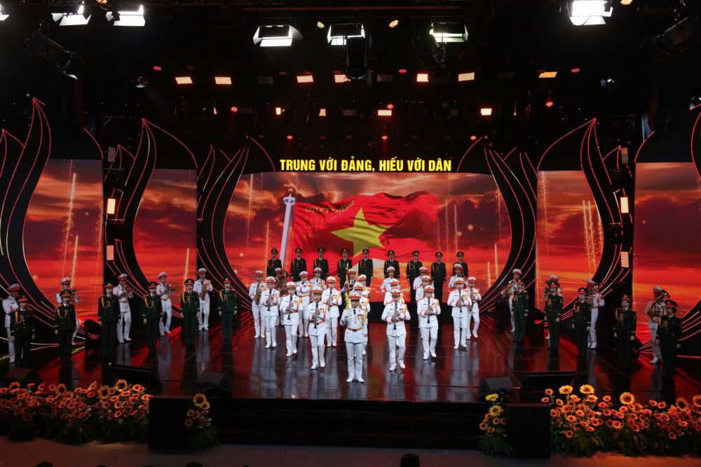 Chương trình nghệ thuật chính luận “TRUNG VỚI ĐẢNG, HIẾU VỚI DÂN” Chương trình nghệ thuật chính luận “TRUNG VỚI ĐẢNG, HIẾU VỚI DÂN”