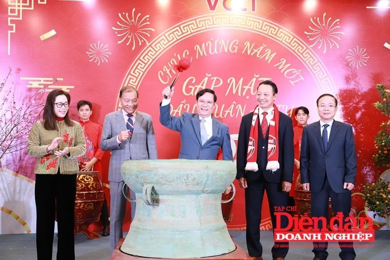 2025 - Năm chuyển đổi để phát triển 2025 - Năm chuyển đổi để phát triển