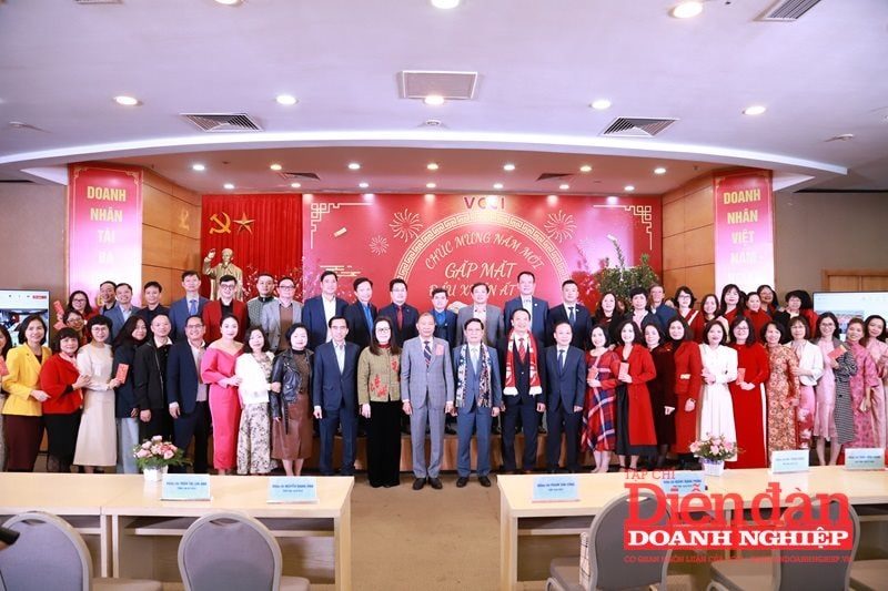 2025 - Năm chuyển đổi để phát triển 2025 - Năm chuyển đổi để phát triển