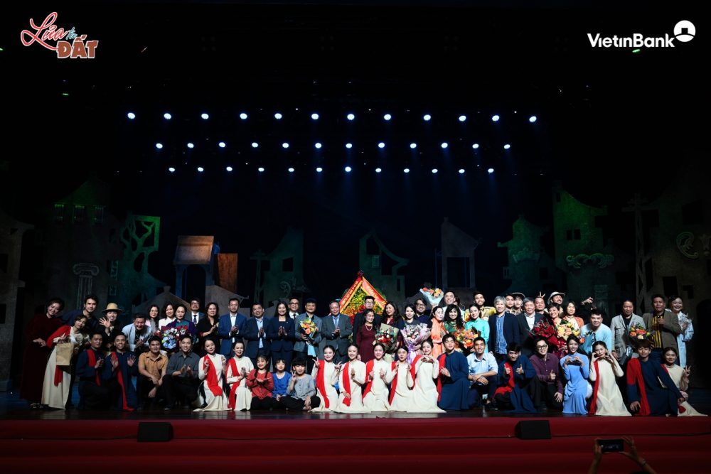 Công diễn thành công vở nhạc kịch “Lửa từ Đất” Công diễn thành công vở nhạc kịch “Lửa từ Đất”