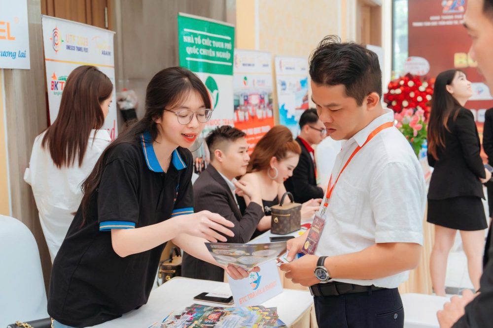 Hấp dẫn các hoạt động kỷ niệm 15 năm thành lập CLB Lữ hành Unesco Hà Nội Hấp dẫn các hoạt động kỷ niệm 15 năm thành lập CLB Lữ hành Unesco Hà Nội